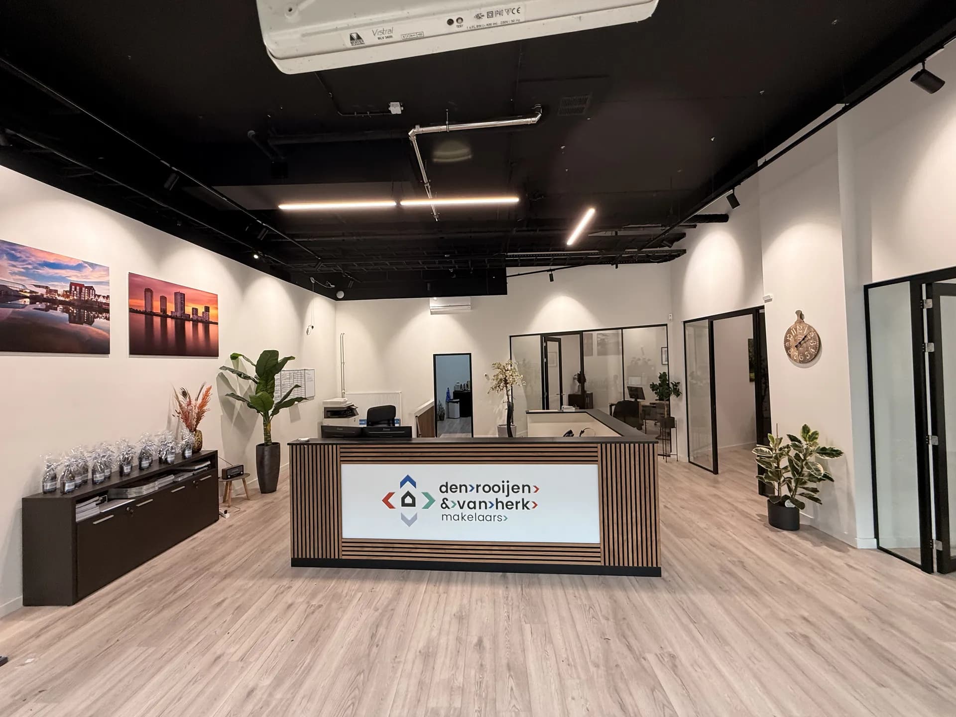 Modern verlicht makelaarskantoor in Spijkenisse