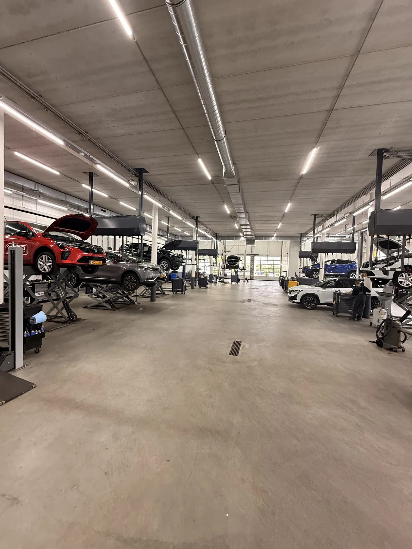 Heldere werkplaatsverlichting bij Renault Tilburg