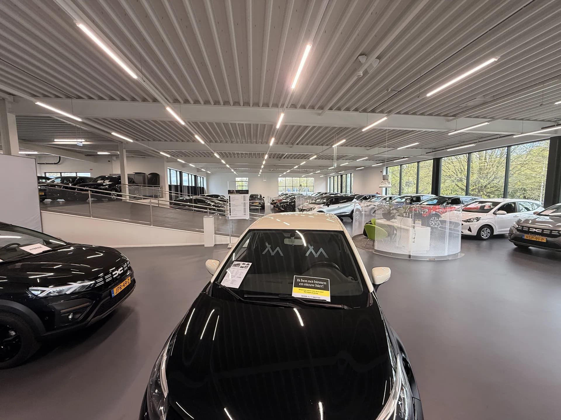Showroom van Renault Hedin Automotive in Tilburg met LED-lijnverlichting