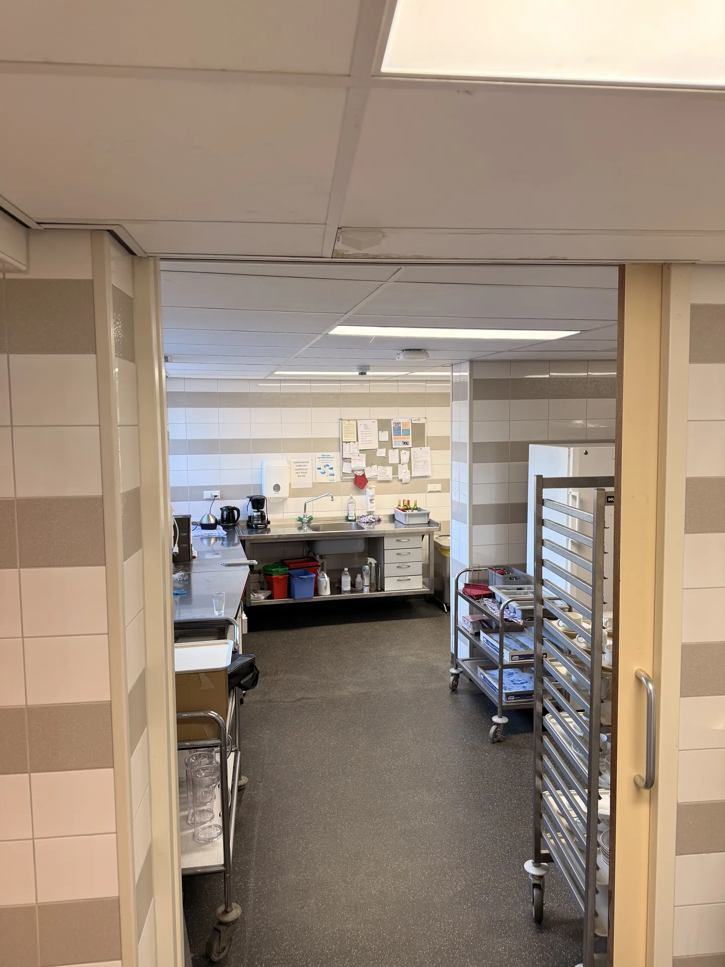 Werkruimte van SZR Walstede in Tiel met LED-panelen in het systeemplafond