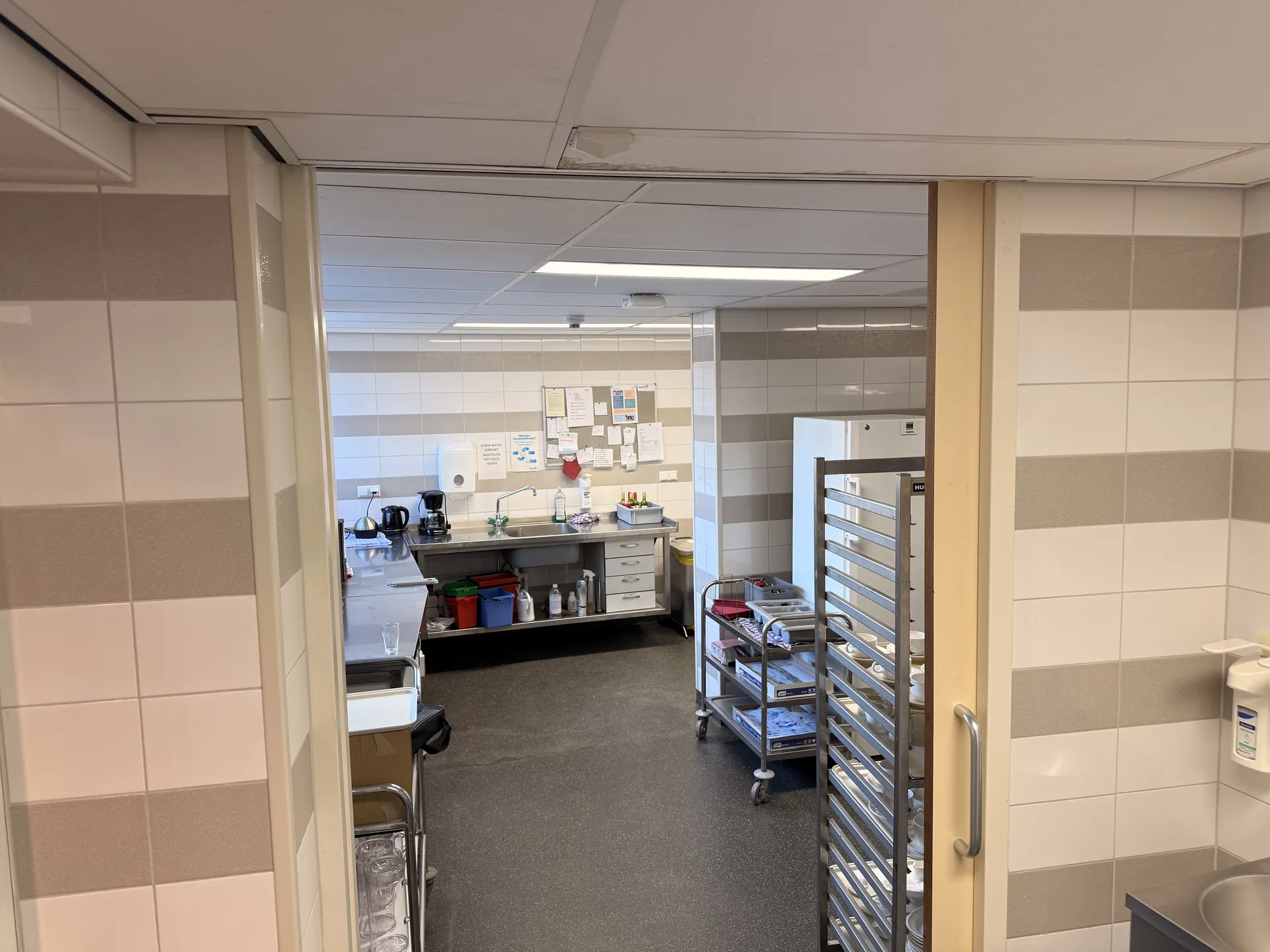 Gang in zorgcentrum SZR Walstede met LED-downlights
